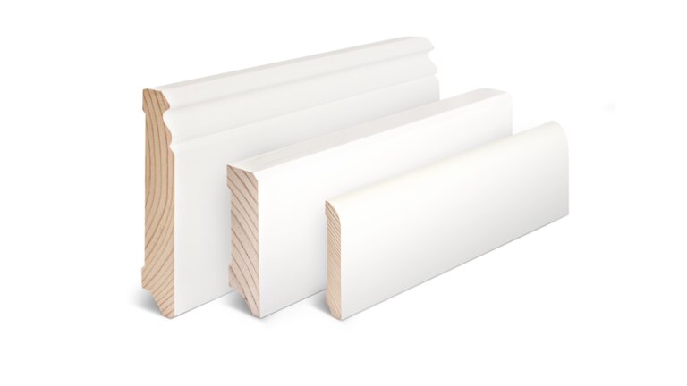  Weiße, moderne Sockelleiste mit sichtbarem Holzprofil an Stirnseite.